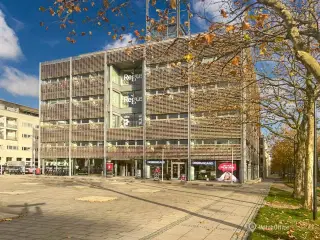 Nyd en panoramisk kystudsigt på en fornem virksomhedsplacering