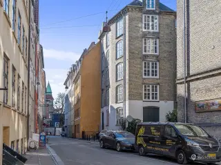 Nyistandsat. fuldt møbleret kontor i historisk ejendom – centralt og roligt beliggende i København