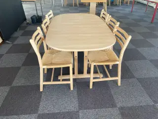 Spisebord sæbebehandlet med stole