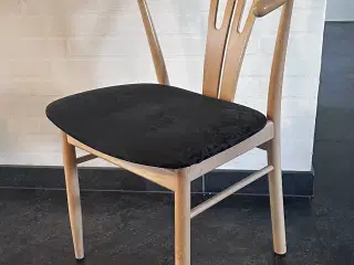 Spisebordstol i lakeret bøg købes