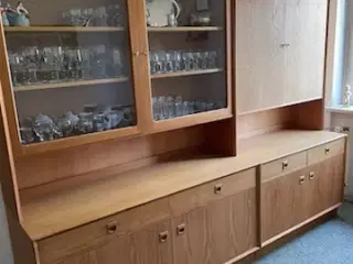 Skænk og vitrine fra Brouer møbelfabrik