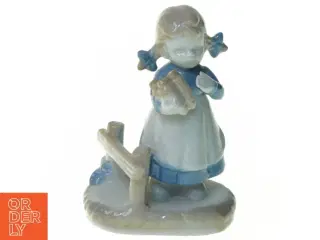 Lille figur af pige (str. 10 x 7 x 5 cm)