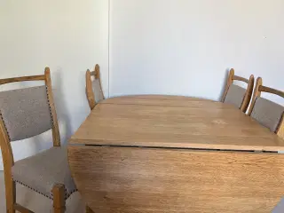 Afsyret egetræs bord med fire stole til