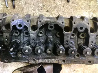 En MF 35  FE 4 cylinder diesel topstykke 