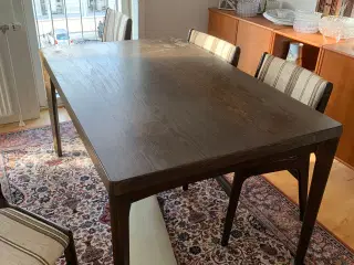Spisebord med plader og 6 stole.