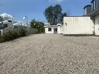 Udendørs udstillingplads med salgskontor
