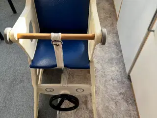 Højstol som gynge og spisebord