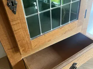 Væghængt vitrine i træ
