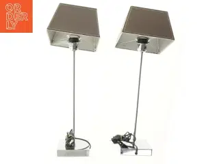 Er par bordlamper af stål med skærme af brunt læder (højde 63 cm)