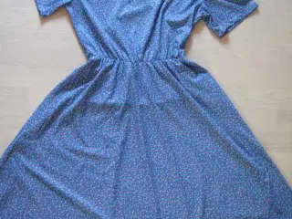 Kortærmet blå kjole med blomstermotiv