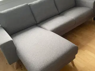 Grå chaiselong sofa