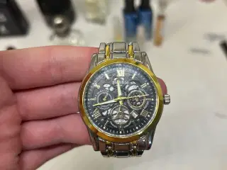 Dyrt stilrigt ur med udstrålende gylden farve 