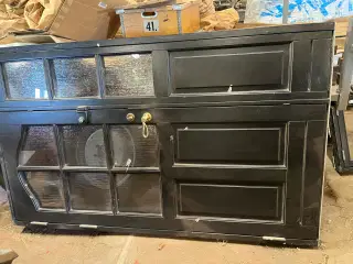 Fasadedør med glas og nøgle