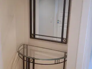 Entré møbel med glasplade på stålstel samt spejl.