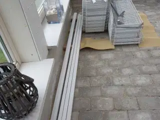 Butiksreol  som brugt  til  tøj  skab 