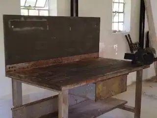 Værkstedsbord med skruestik