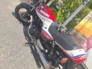 Suzuki gsx 250es