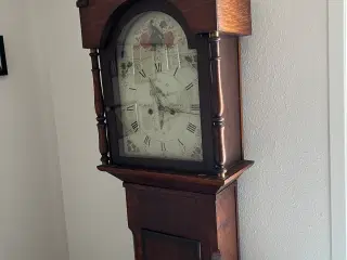 Longcase-ur i fin stand.
