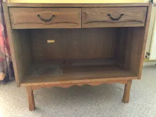 TV-bord i afsyret eg med 2 skuffer