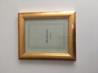 Ny billederamme med guldkant i ubrudt emballage.