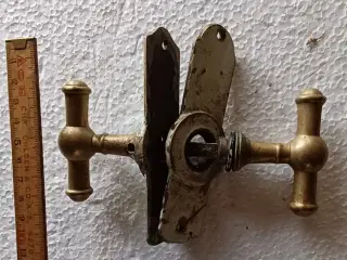 Messingdørgreb, antikke.