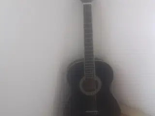 Sort spansk venstrehåndsguitar i meget fin stand.