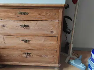 Ældre kommode fyr