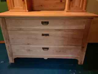 Afsyret toiletmøbel 