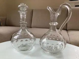 To skønne glaskarafler