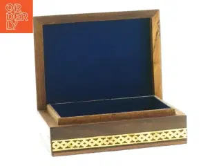 Trææske med buddhistisk motiv (str. 11 x 8 x 4 cm)