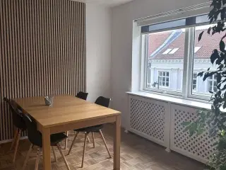 Lys kontor til leje med gode faciliteter i gågaden.
