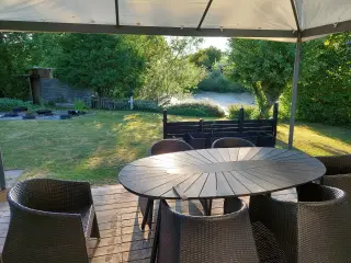 Ovalt bord m 6 stole