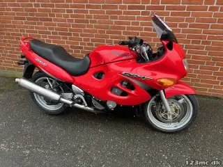 Suzuki GSX 600 F