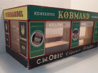 Stor gammel købmandsbutik med 18 dele. L 52cm.