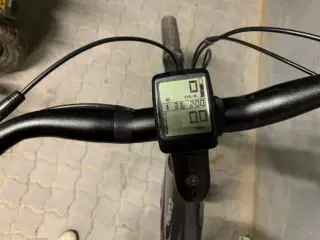 El-cykel med batteri og nøgler 