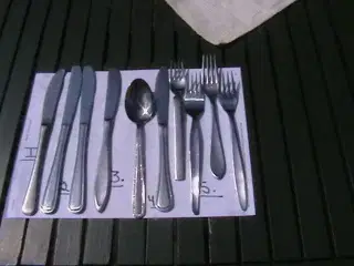 Knive og gafler + 1 ske.