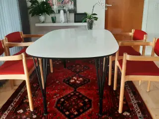 Spisebord med 1 tillægs plader og 6 armlæne stole