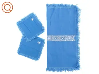Broderet lyseblå dug med matchende servietter (str. Dug 126 x 66 cm serviet 22 x 22 cm)
