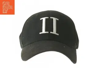 Sort kasket med 'II' fra Les Deux (str. Ø 19 cm)