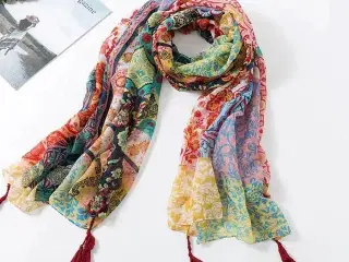 Flot multifarvet tørklæde med patchwork mønster