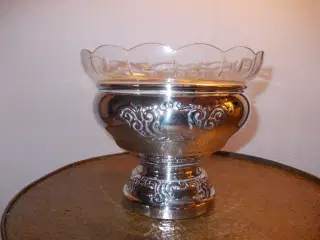 Forskellige sølvskåle med glasindsasts