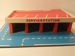Servicestation i træ fra Vero.  1960-70