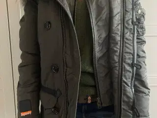 Superdry armygrøn jakke med mange fede detaljer