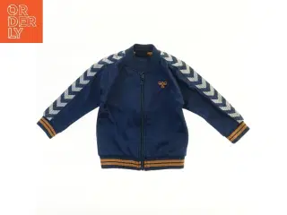 Børnejakke med lynlås og mønstrede ærmer fra Hummel (str. 92)