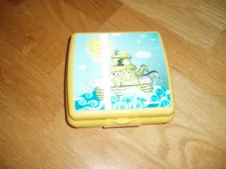 Tupperware sandwich box  