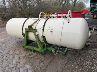 - - - 1000 kg ammoniaktank