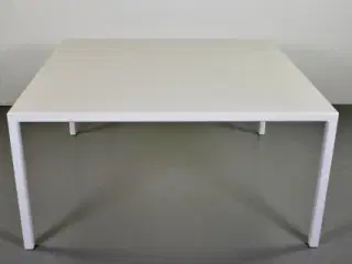 Konferencebord med hvid plade og hvidt stel - kvadratisk
