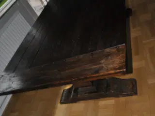 Spisebord i mahogni-bejdset fyrtræ                