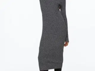 Ribstrikket kjole med V-hals fra H&M