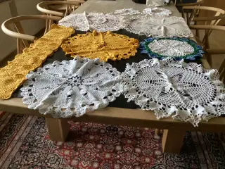 Hjemmehæklede. Lyseduge. Sælges samlet 